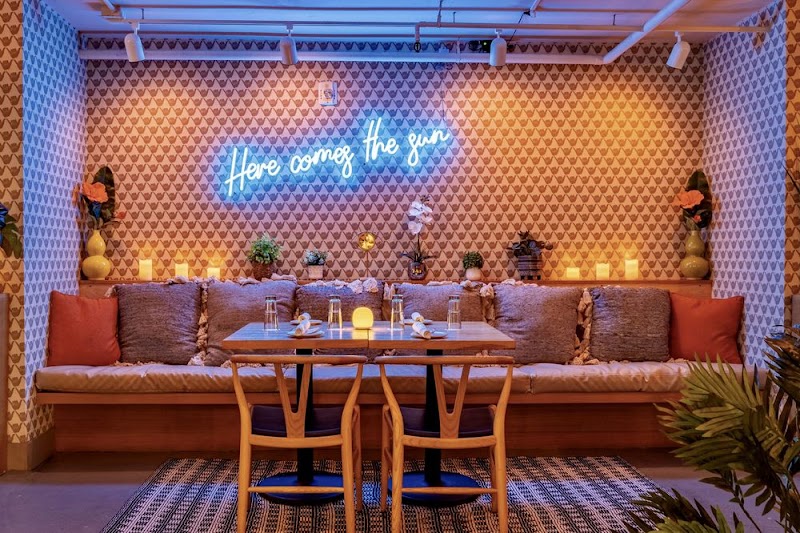 Mahina & Sun’s, Honolulu