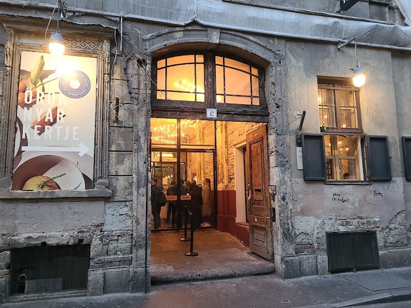 Mazel Tov, Budapest
