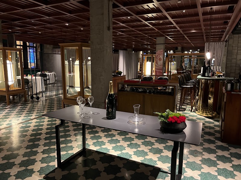 Canton Table, Shanghai