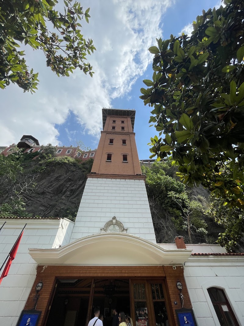 Asansör, İzmir